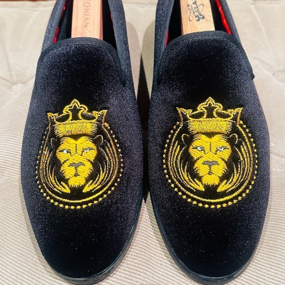 ELANROMAN Men's Lion Crest Velvet Loafers.